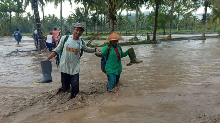 Akses Utama Putus Diterjang Lahar: Ratusan Warga Dusun Sumberlangsep Lumajang Terisolasi Total Akibat Banjir Semeru