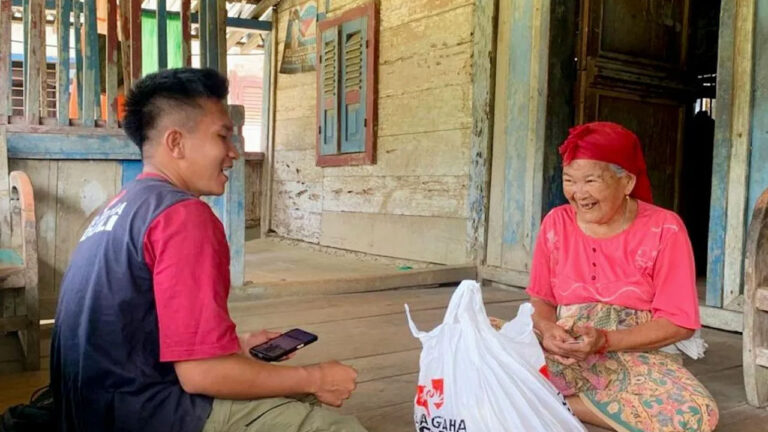 Menjaga Perut Tetap Terisi, Hutan Tetap Lestari: AGP Salurkan Sembako Murah ke Warga Kawasan Konservasi Lampung