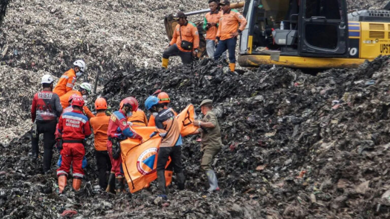 Tim SAR Kembali Temukan Jasad Korban Longsor di TPST Bantargebang