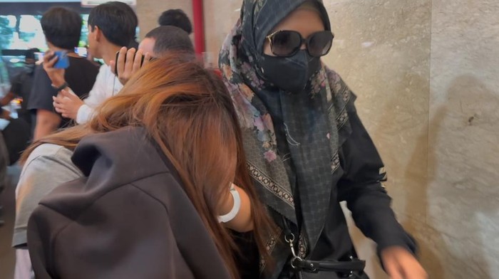 Tangan Diborgol, Istri dan 2 Anak Ko Erwin Tiba di Bareskrim